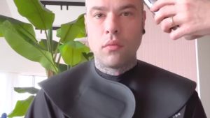 Fedez, cambio look totale: l’apparizione su Instagram rasato a zero