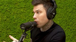 Fedez pensa ad una nave per migranti “firmata” con la sua faccia: “Così la gente si spaventa”
