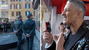 Fiorello prende in giro Heather Parisi: i ballerini travestiti da finanzieri