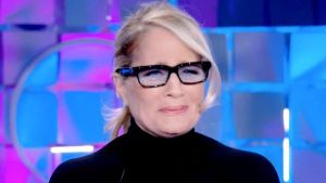 Belve: le Forze dell’Ordine irrompono in studio a fine intervista di Heather Parisi