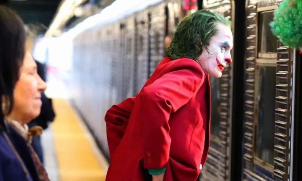 Joker 2, un video mostra Phoenix in fuga da altri clown: l’anticipazione sul film