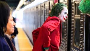 Joker 2, un video mostra Phoenix in fuga da altri clown: l’anticipazione sul film