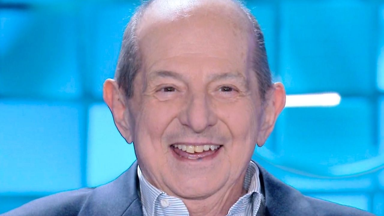 Magalli scartato dalla Rai apre a Mediaset: l'occhiolino a De Filippi e Signorini 41 magalli rai mediaset
