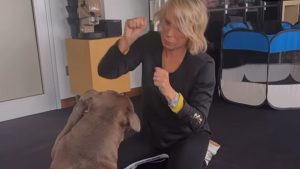 Maria De Filippi, coccole con Saki: il dolce video diventa virale