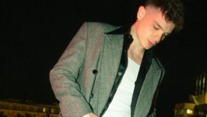 Olly accusato di queerbating e omofobia: la replica del cantante