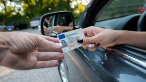 Patente, addio alla versione plastificata: arriva quella digitale