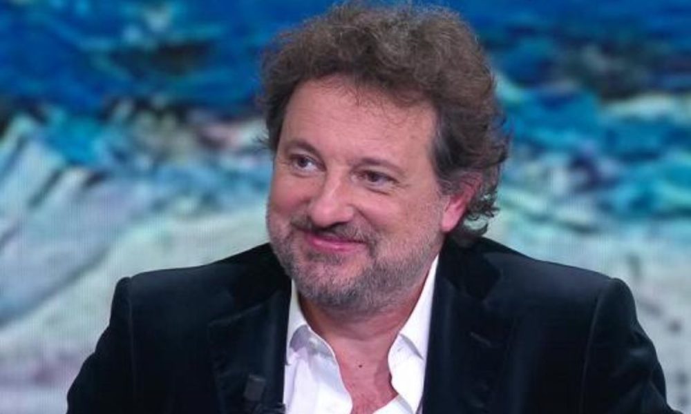 Pieraccioni compie 58 anni: il regalo della figlia Martina scatena l’ironia sui social