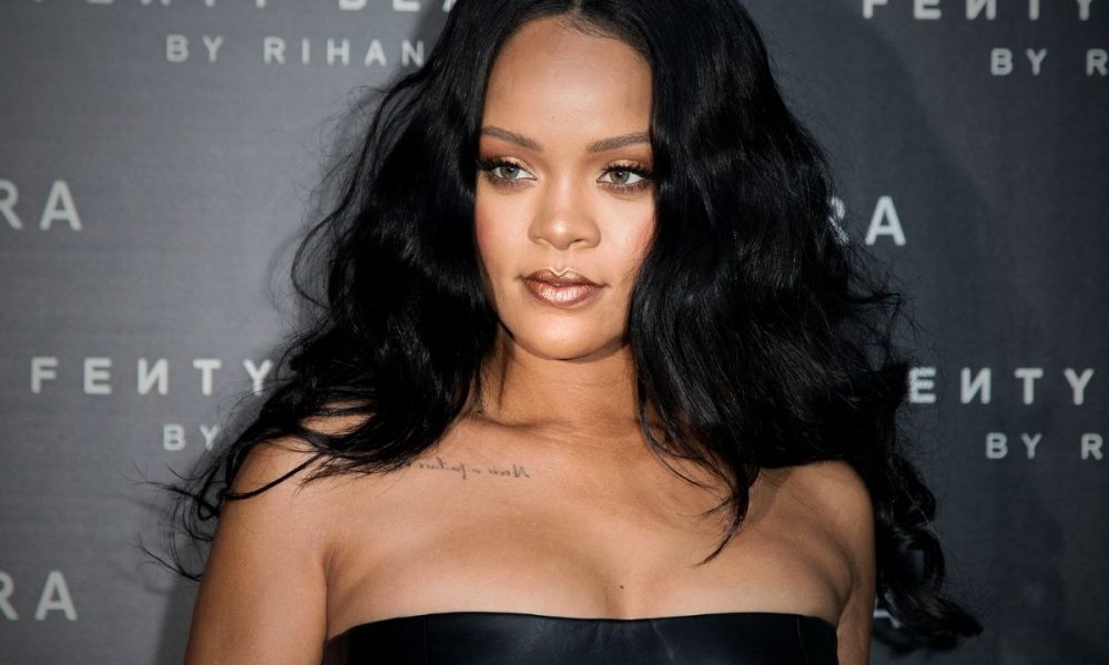 Uomo entra in casa di Rihanna e le fa una richiesta assurda