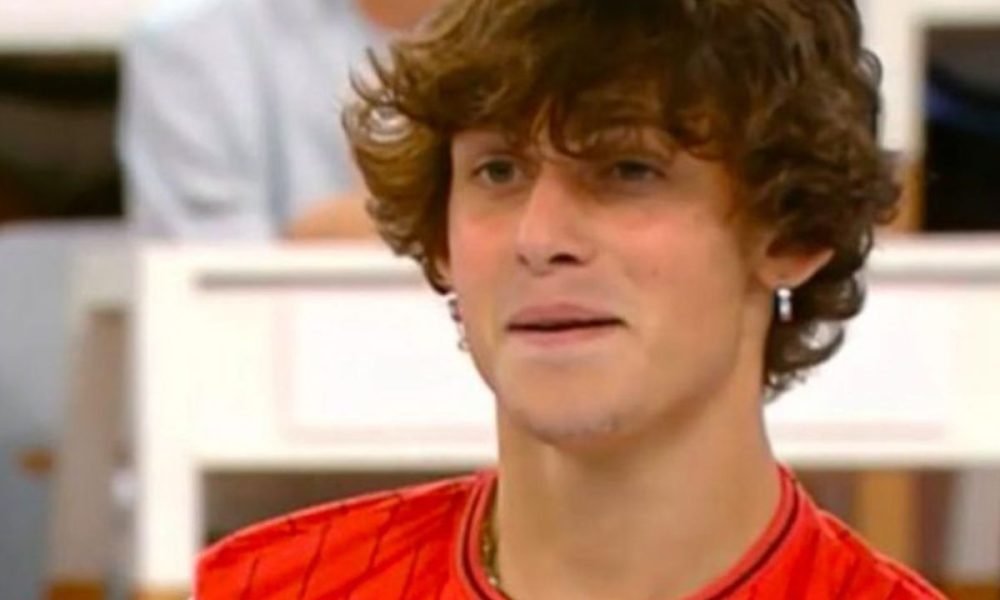 Amici, Samu contro un compagno: “Non merita la finale”