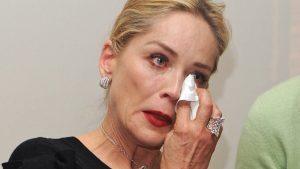 Sharon Stone: “Ho perso metà dei miei soldi, ma sono qui”