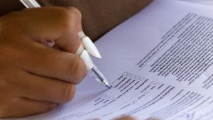 Unghie finte vietate a scuola: la decisione di una preside a Torino