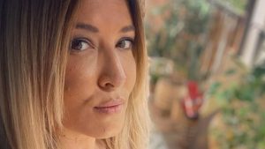 Selvaggia Lucarelli punge Ezio Greggio: “E il padre del bambino?”