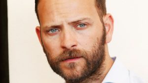 Alessandro Borghi: “Mi può venire quando sono felice”, la confessione sulla Sindrome di Tourette