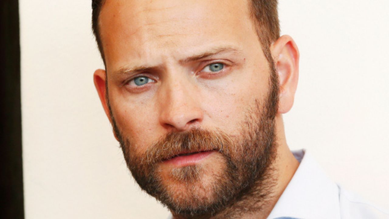 Alessandro Borghi: "Mi può venire quando sono felice", la confessione sulla Sindrome di Tourette 41 alessandro borghi tourette