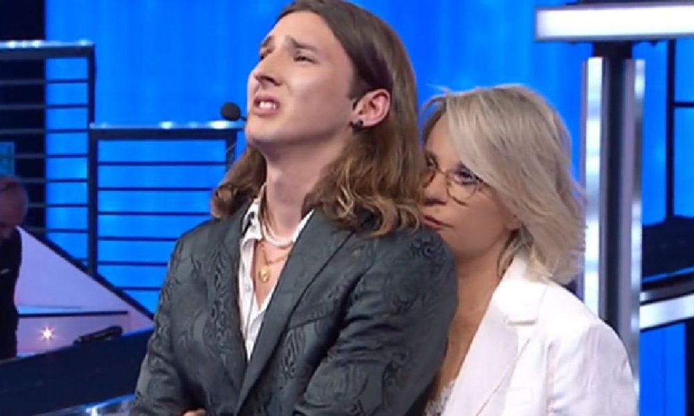 Amici, Maria tacciata di “mancanza di professionalità”: il gesto per Cricca