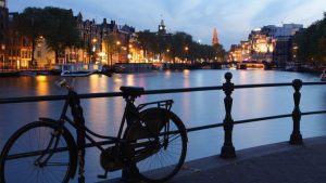 Amsterdam, stop al turismo “selvaggio”: la campagna ‘Stay away’