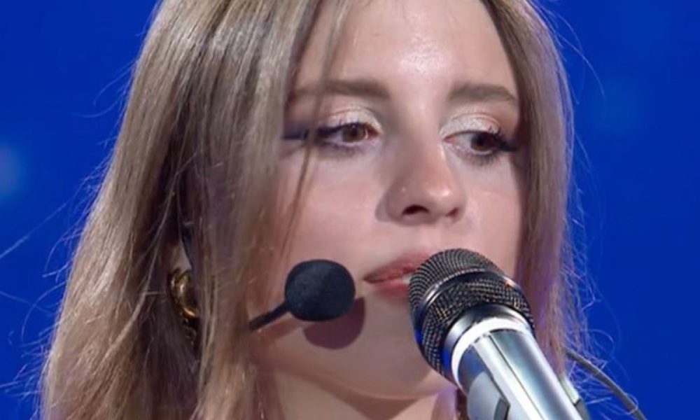 Laura Pausini: “É una bomba”, il commento su Angelina di Amici