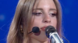 Laura Pausini: “É una bomba”, il commento su Angelina di Amici
