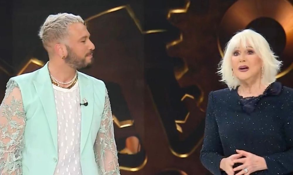 Antonino Spadaccino si esibisce a Benedetta Primavera: dopo, l’insulto sui social