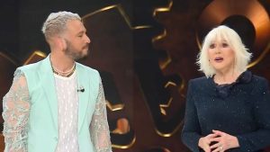 Antonino Spadaccino si esibisce a Benedetta Primavera: dopo, l’insulto sui social