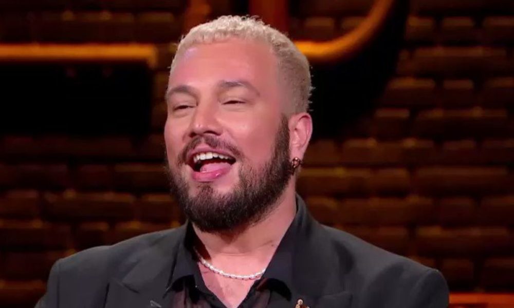 Antonino Spadaccino confessa: “La mia prima volta? Con una donna”