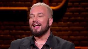 Antonino Spadaccino confessa: “La mia prima volta? Con una donna”