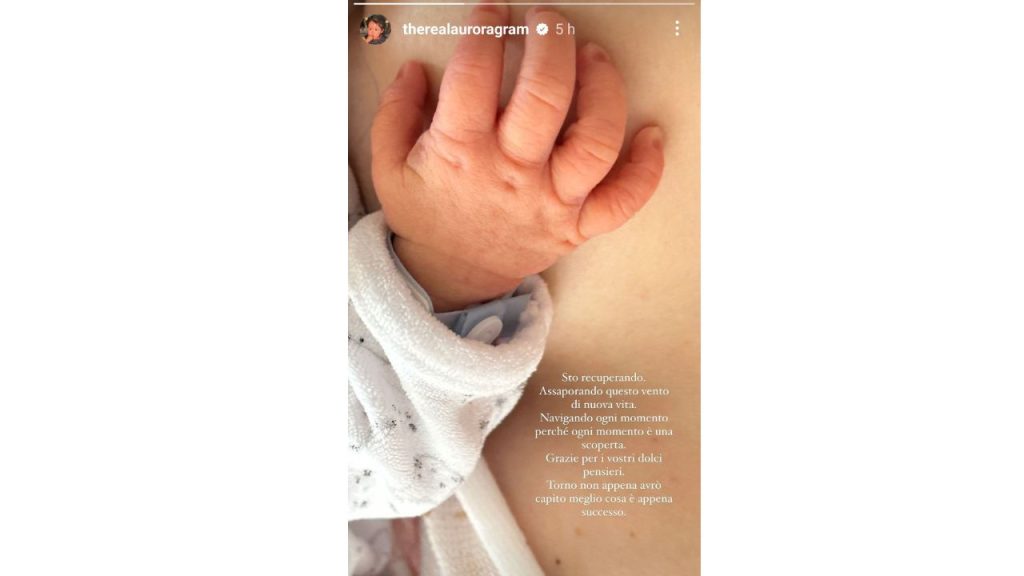 Aurora Ramazzotti si allontana dai social dopo il parto: "Sto recuperando" 42 aurora ramazzotti parto social