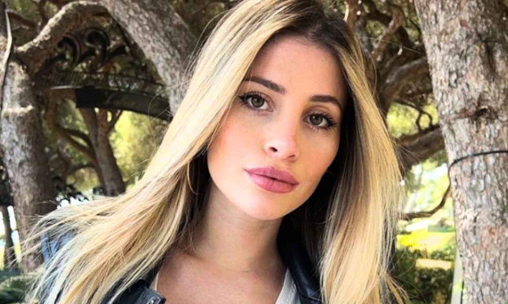 Chiara Nasti si mostra con l’abito da sposa, ma è un falso allarme