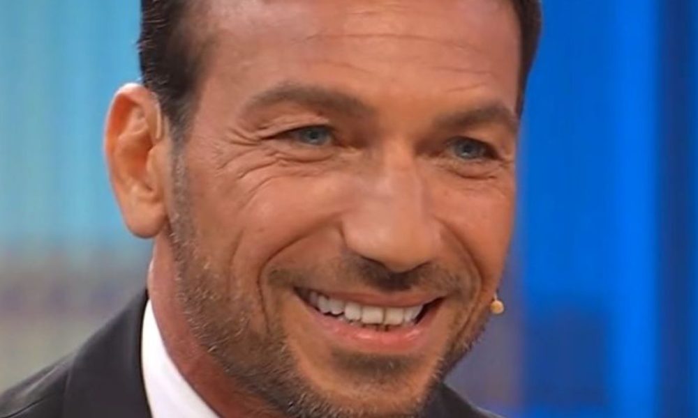 Costantino Vitagliano: “Disse che mi avrebbe venduto a tranci”, l’aneddoto su Costanzo