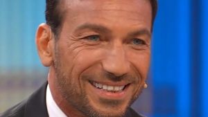 Costantino Vitagliano: “Disse che mi avrebbe venduto a tranci”, l’aneddoto su Costanzo