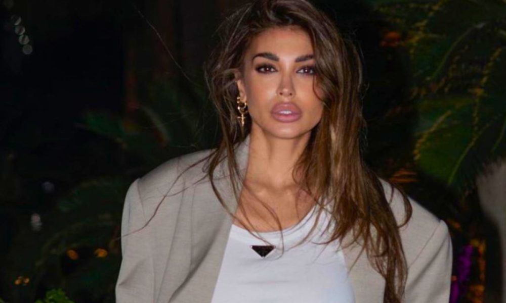 “Cristina Buccino, te lo regalo”: la moglie del calciatore accusa la showgirl