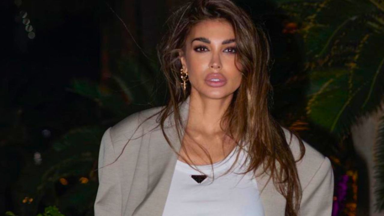 "Cristina Buccino, te lo regalo": la moglie del calciatore accusa la showgirl 41 Cristina Buccino