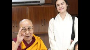 Kasia Smutniak esalta il Dalai Lama dopo l’incontro: “Un eroe, un esempio”
