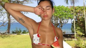 Dua Lipa lancia la moda dell’estate: è arrivato il bikini di Hello Kitty