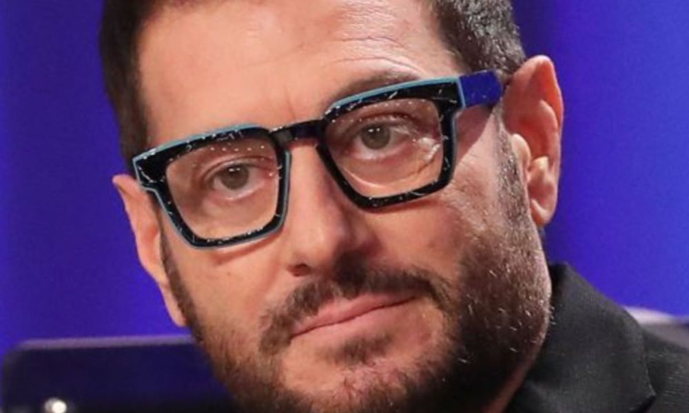 Enrico Papi: faccia a faccia con la produzione dell’Isola dei Famosi