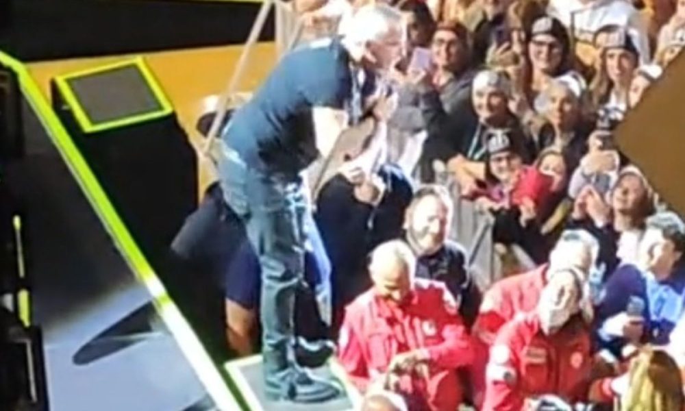 Eros Ramazzotti, una fan si sente male al suo concerto. Lui se la prende con i medici: “Siete arrivati 10 minuti dopo”