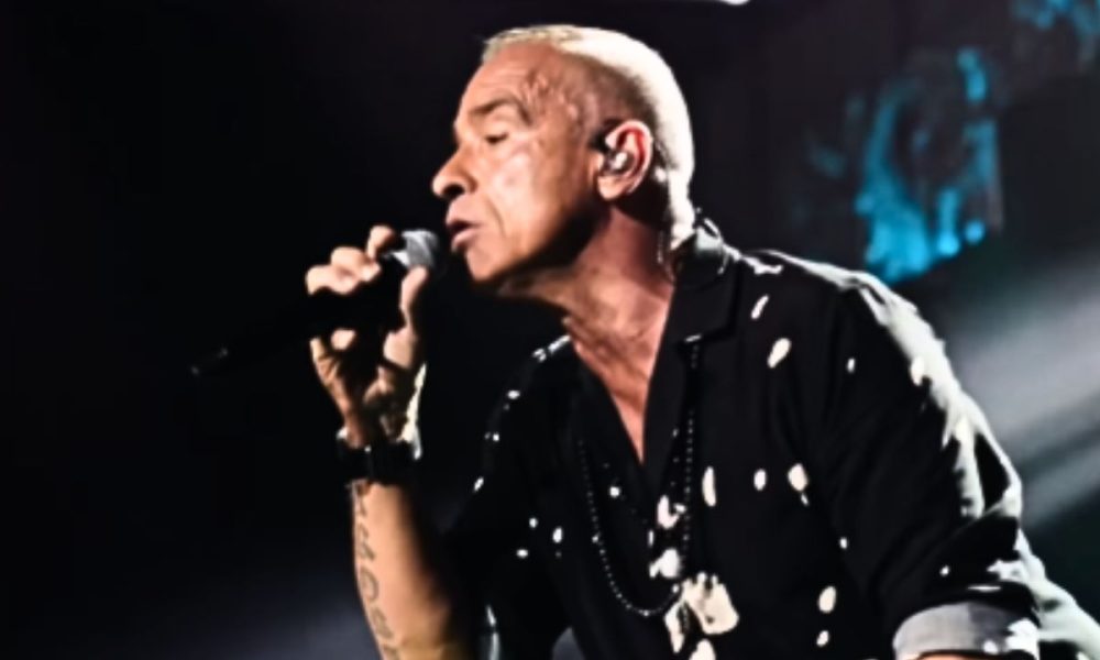 Lo striscione per il nipote di Eros Ramazzotti al concerto: la reazione di Aurora