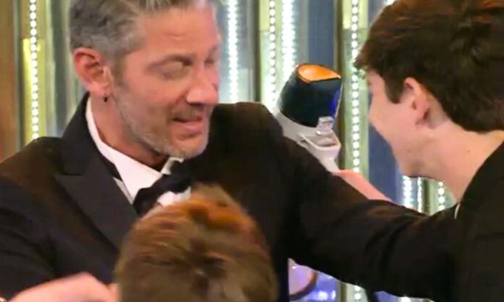 Edoardo Tavassi rivede i fratelli: il siparietto durante la finale del GF