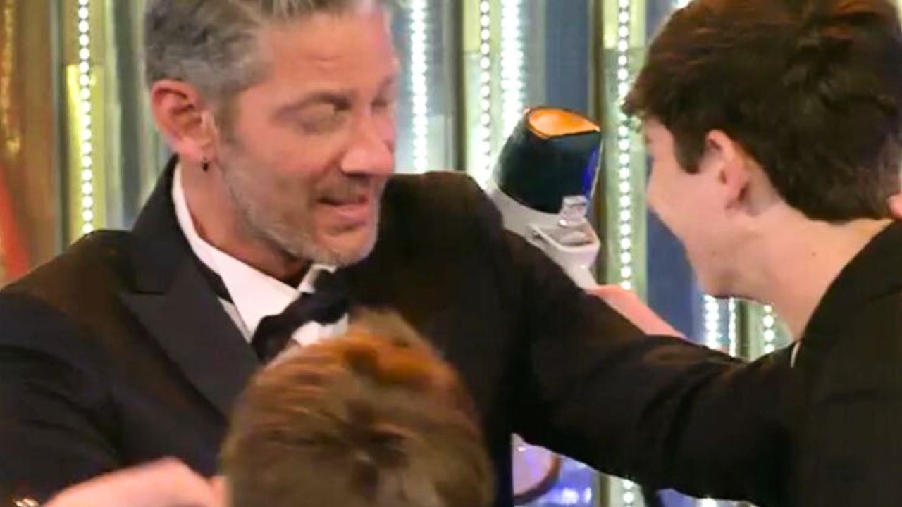Edoardo Tavassi rivede i fratelli: il siparietto durante la finale del GF 41 Fratelli Tavassi GF VIP