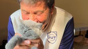 Gianni Morandi, il nuovo gatto del cantante diventa virale sui social: “Forse ti chiameremo Lucio”
