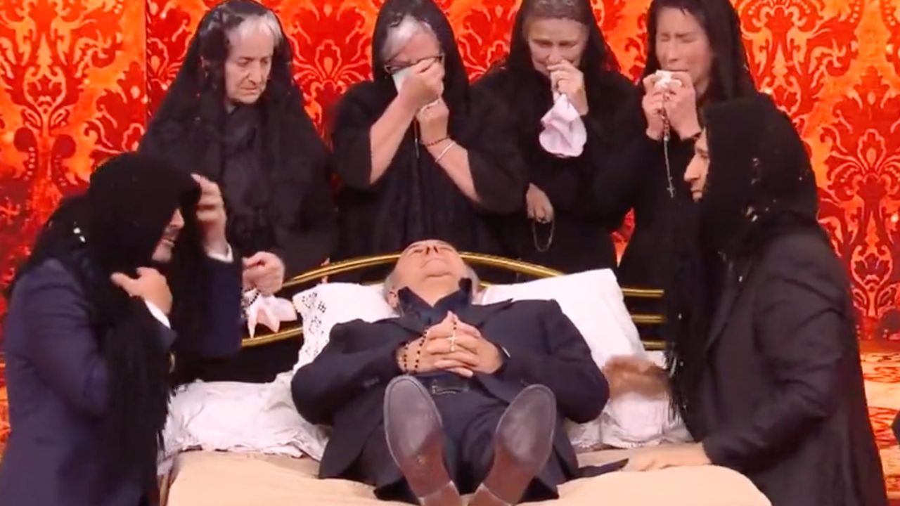 Gerry Scotti: il finto e assurdo funerale in tv a Felicissima Sera 41 gerry scotti felicissima sera pio e amedeo funerale