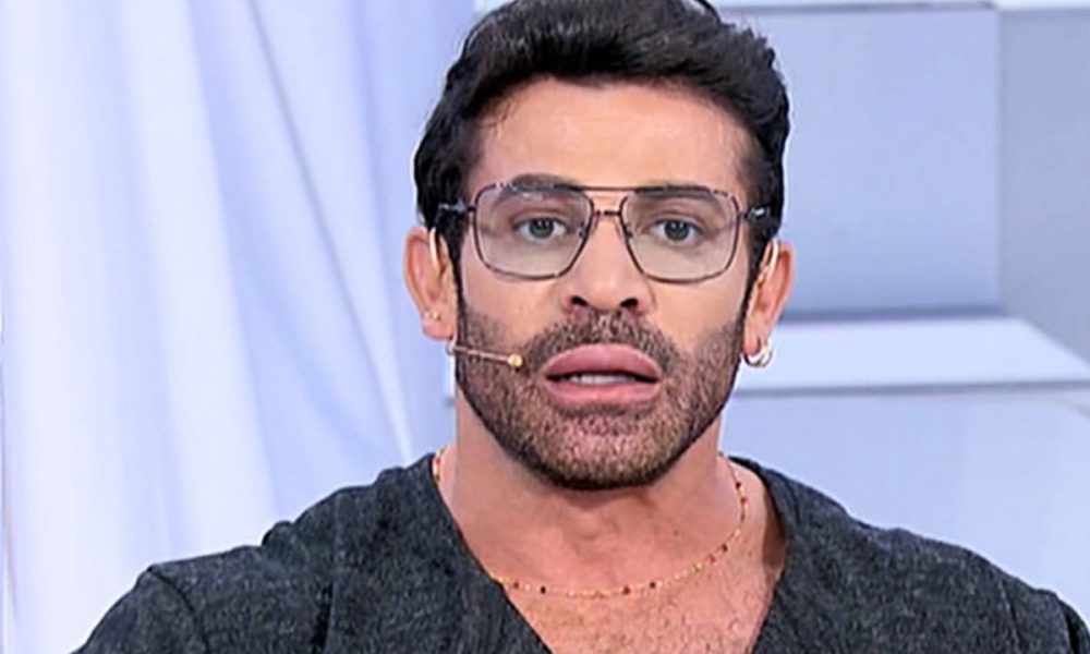 Gianni Sperti compie 50 anni: “Momento difficile, sono in terapia”