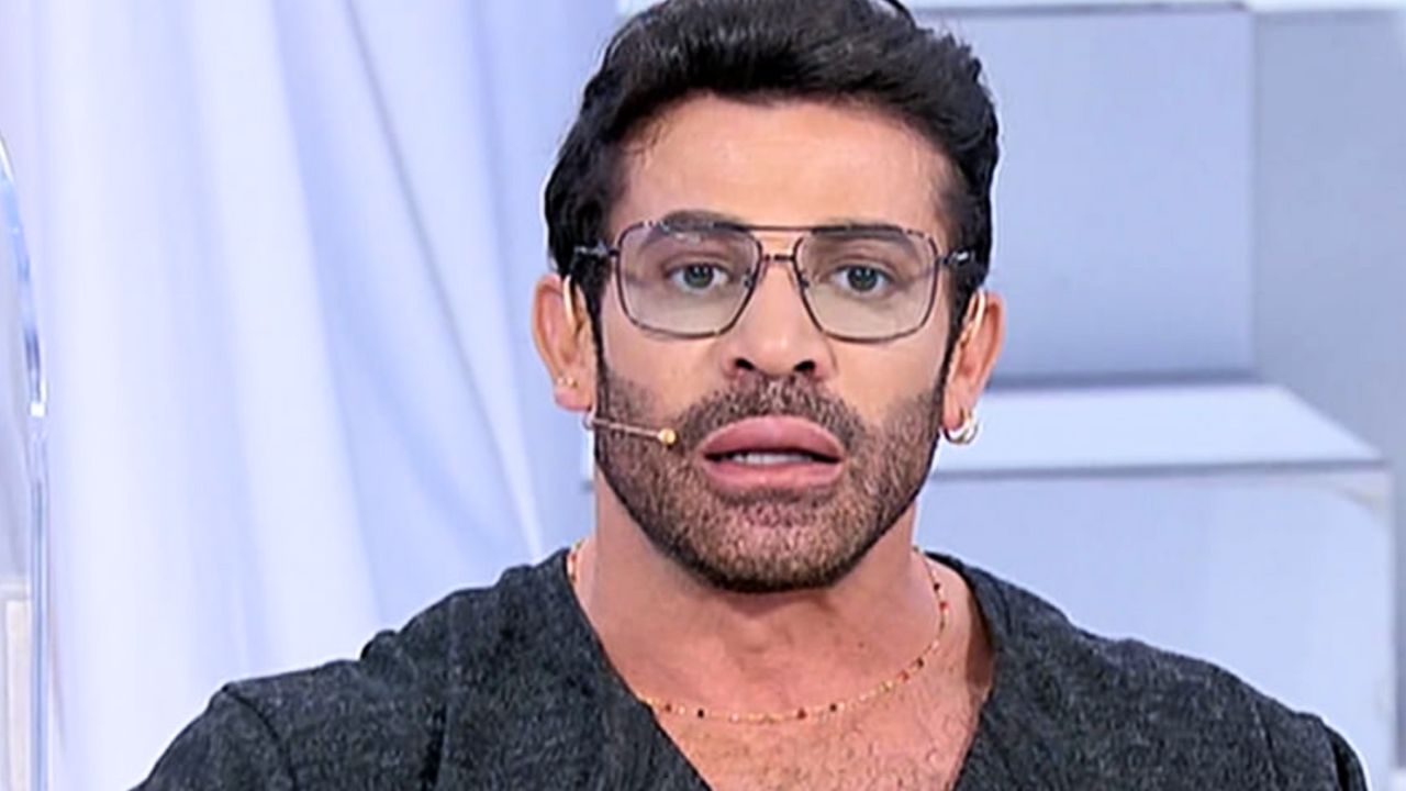 Gianni Sperti compie 50 anni: "Momento difficile, sono in terapia" 41 gianni sperti terapia