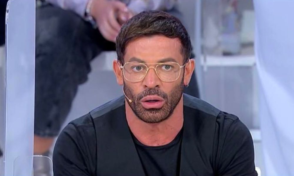 Gianni Sperti: chi è l’opinionista tv al di fuori di Uomini e Donne