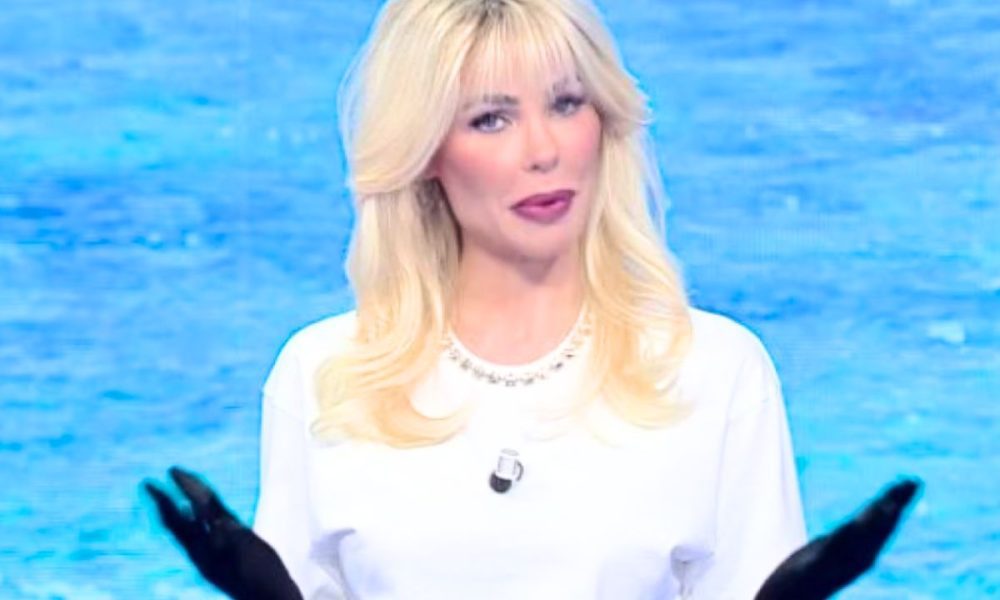 Ilary Blasi in versione “Amanda Lear” tra gaffe e frecciatine a Totti: buona la prima all’Isola dei Famosi