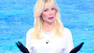 Ilary Blasi in versione “Amanda Lear” tra gaffe e frecciatine a Totti: buona la prima all’Isola dei Famosi