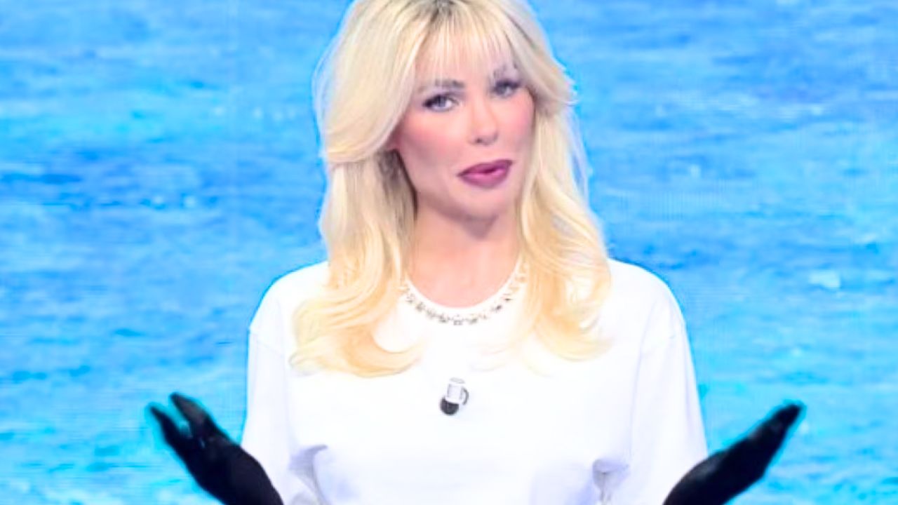 Ilary Blasi in versione "Amanda Lear" tra gaffe e frecciatine a Totti: buona la prima all'Isola dei Famosi 41 ilary isola totti gaffe