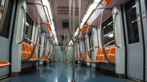 “La buttiamo sta sigaretta o te la devo ficcare nel…?”: l’annuncio shock in metro a Roma
