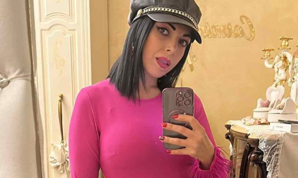 “I miei figli non si toccano, ti mangio viva!”: rissa social tra due cantanti