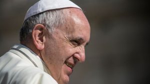 Papa Francesco è stato dimesso dal Gemelli, come sta: “Sono ancora vivo”